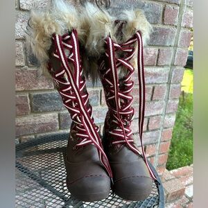 Like New Muk Luks Brown Red and White Snow Boots with Fur Lining Size 8